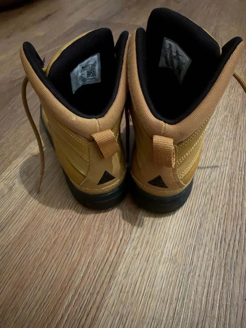 Nike Manoa ACG Youth Boots Size 3Y Wheat Gold